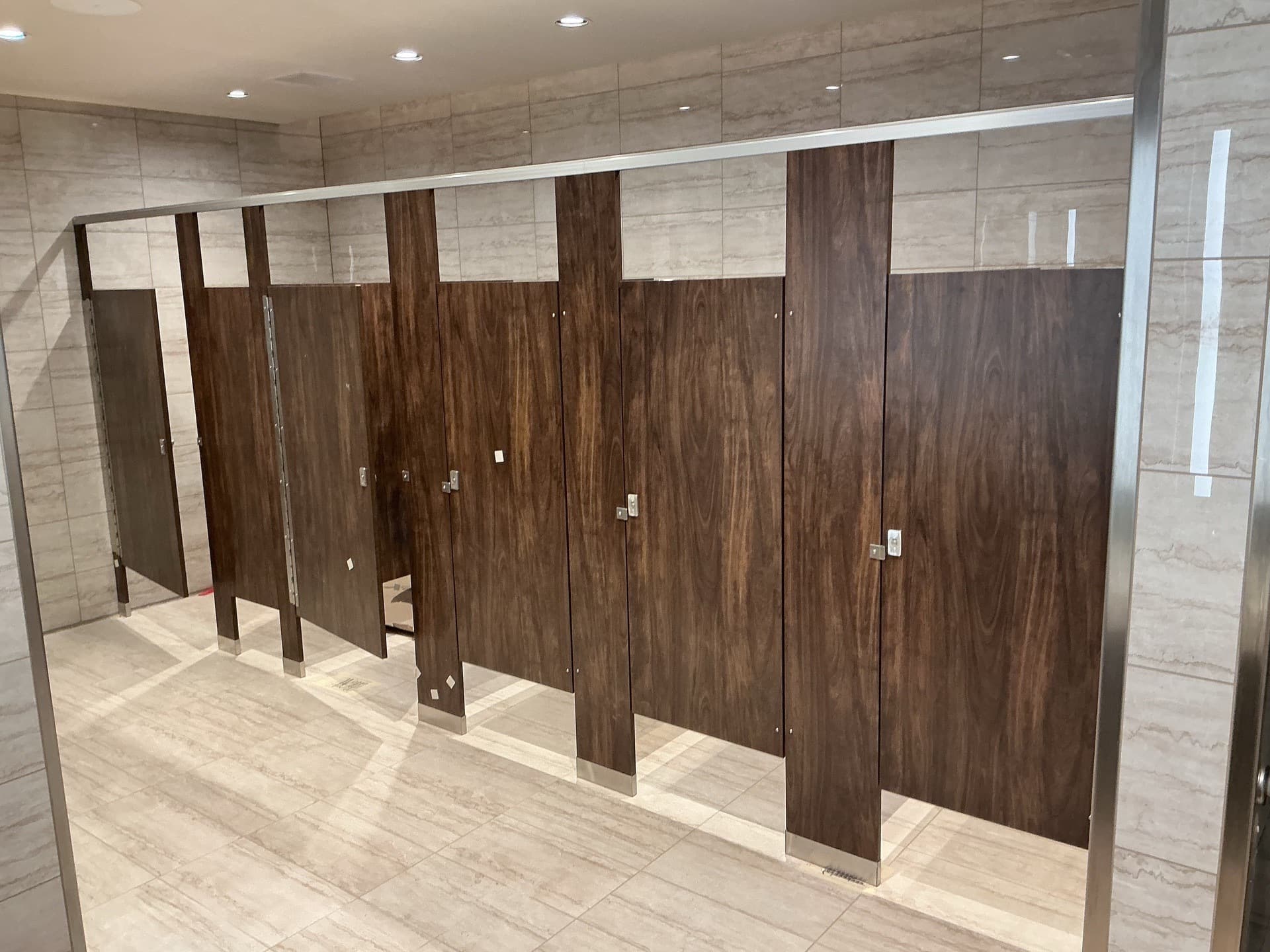 Commercial restroom partitions