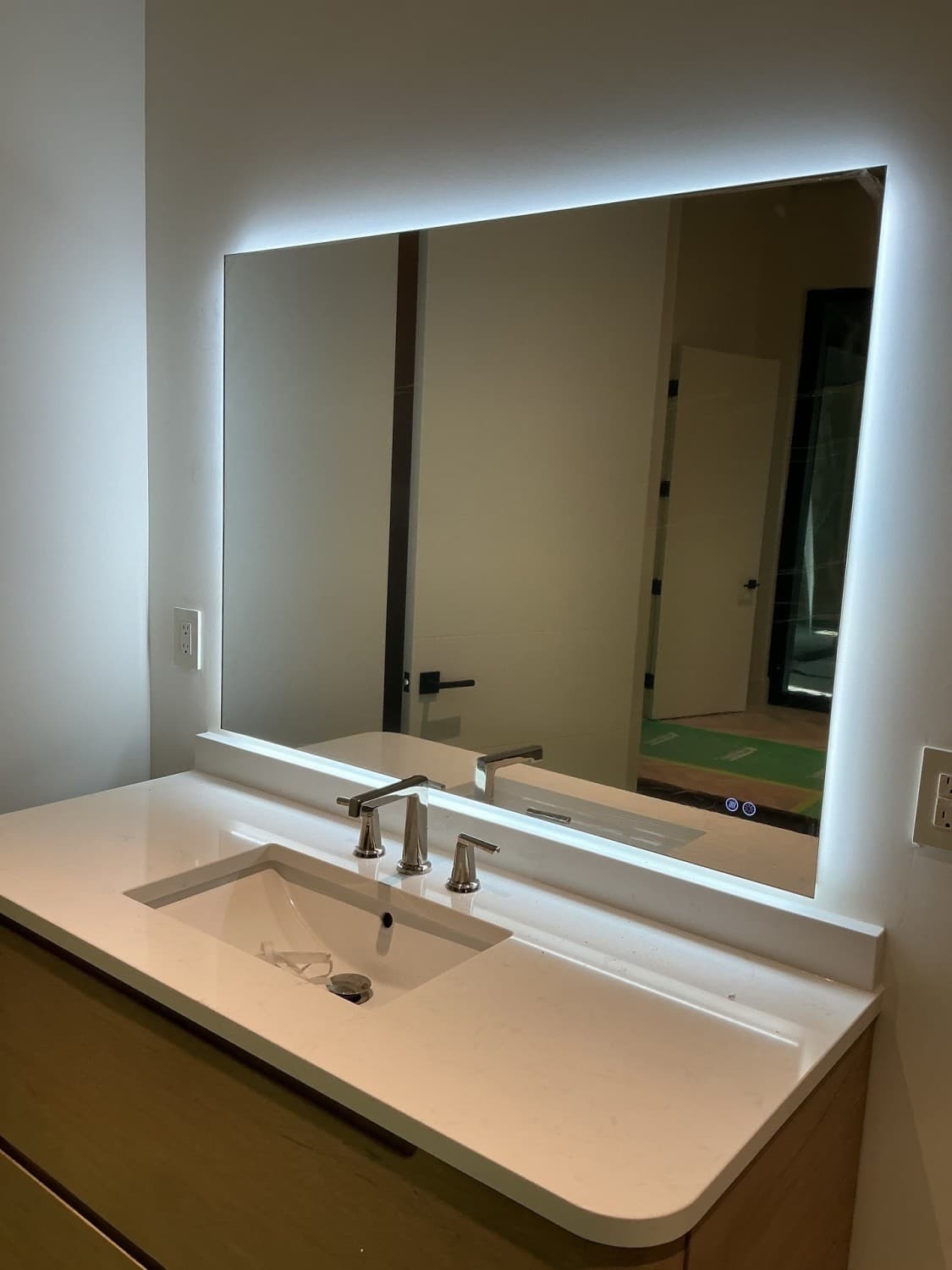 Custom-cut mirrors and mirror walls in Laughlin